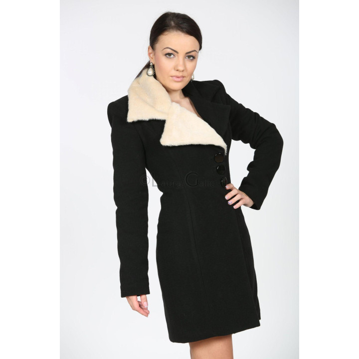 Close-up of the Andreea coat’s broad white collar and black buttons