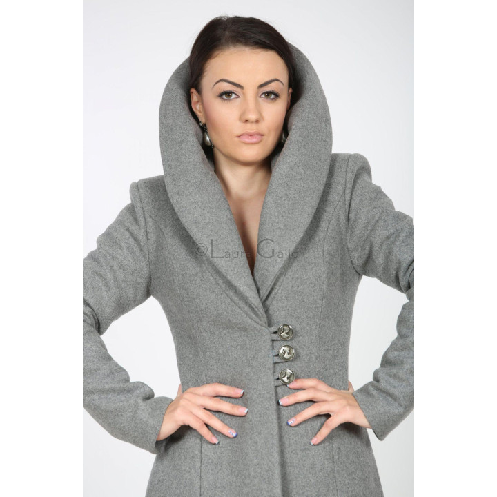 Close-up of the oversized collar and decorative buttons on the Linda 2 coat