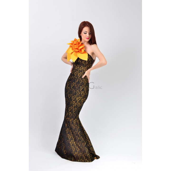 Rochie Izaura 3 cu decolteu asimetric, siluetă mulată și tiv evazat
