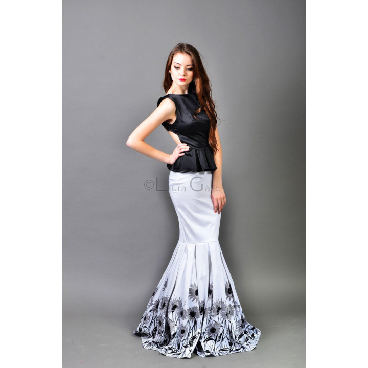 Rochia lungă Sânziana cu corsaj negru peplum și imprimeu floral la tivul fustei