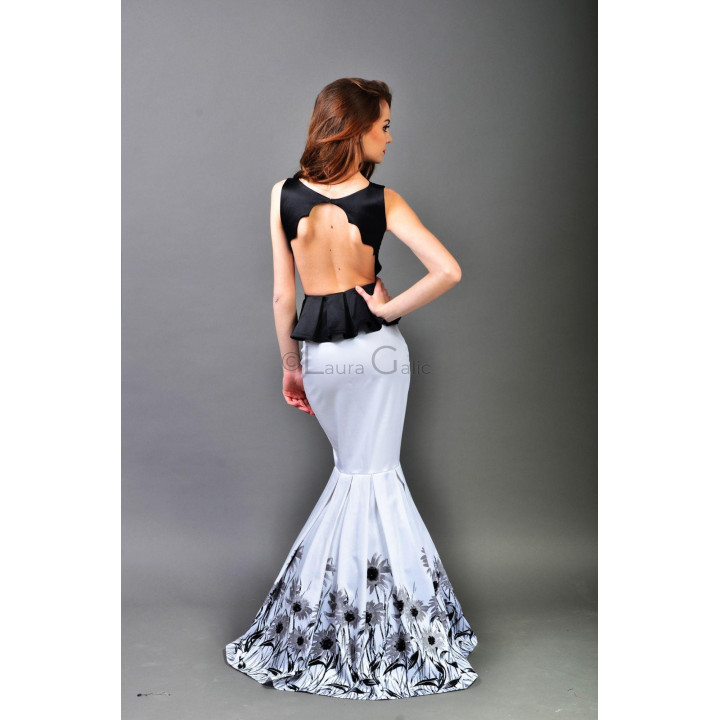 Back of the Sânziana dress showing its open bodice and long flared skirt