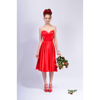 Alma 5 red strapless dress with sweetheart neckline, defined waist and full knee-length skirt