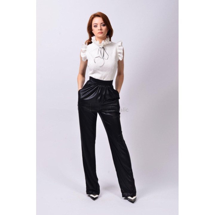Frida white sleeveless shirt with a ruffled collar and black neck bow