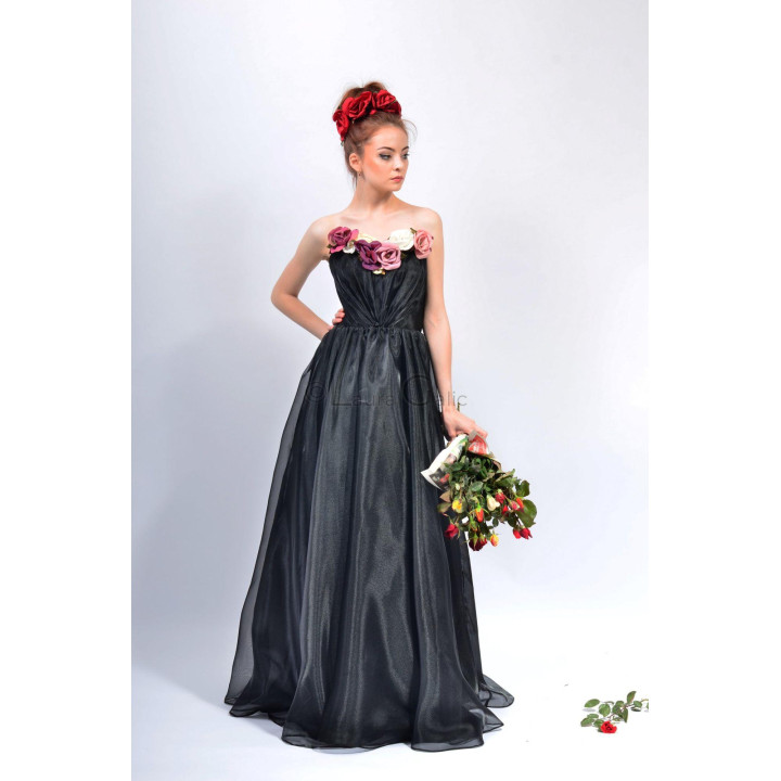 Rochie Aliah cu corsaj drapat și flori decorative în nuanțe de roz și alb la decolteu
