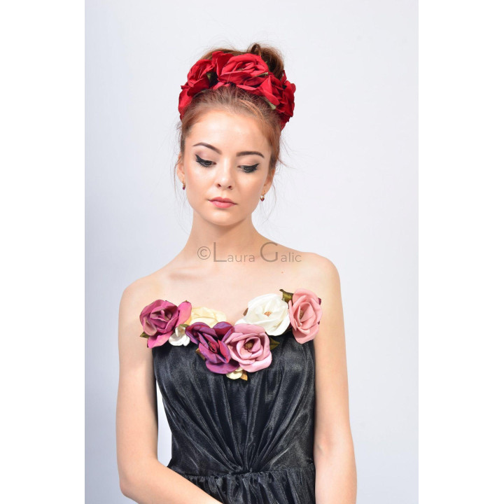 Detaliu al corsajului drapat și al florilor decorative de la decolteul rochiei Aliah