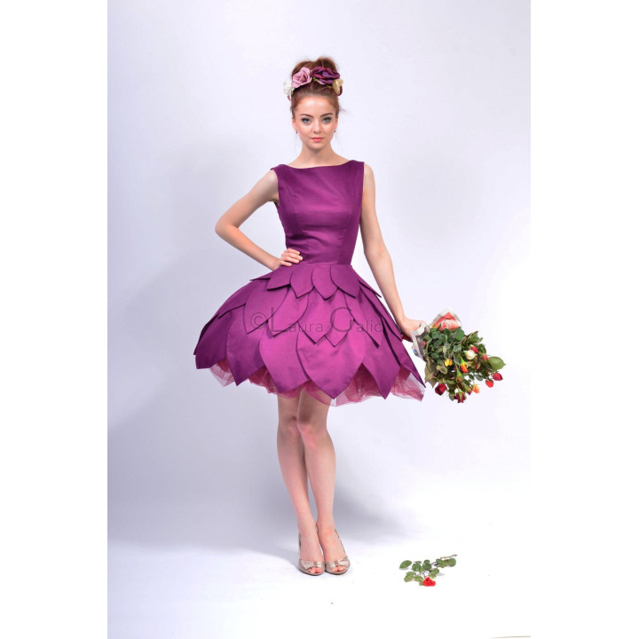 Rochie de damă Gina 5a văzută din față, cu decolteu rotunjit și fustă scurtă voluminoasă