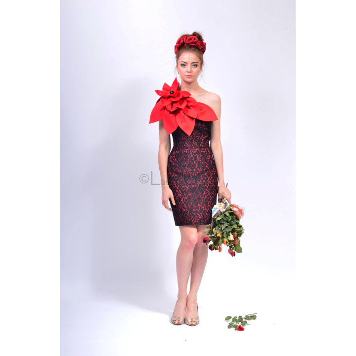Front view of the fitted, strapless Izaura 3 dress with a large red flower detail