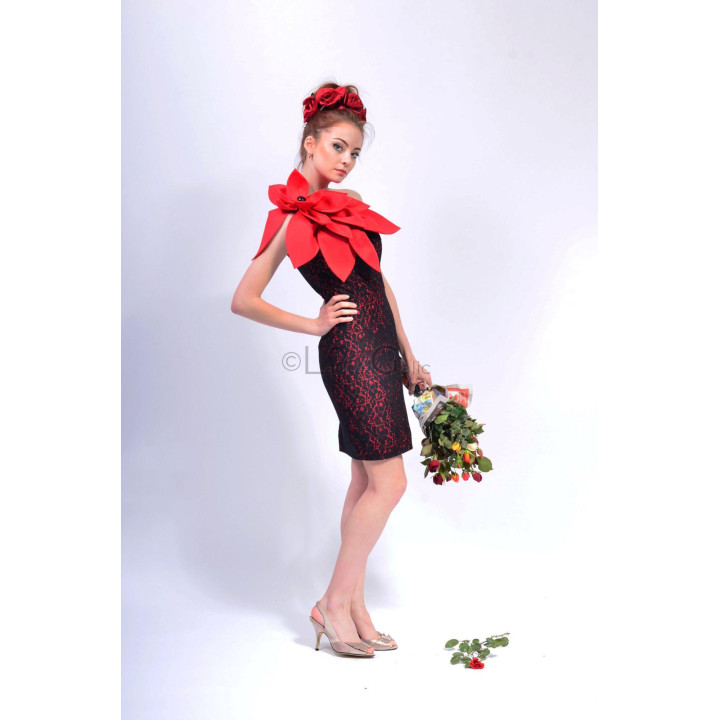Side view of the Izaura 3 short dress with red floral pattern on black and flower appliqué