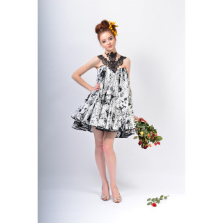 Rochia Amber 3, scurtă și fără bretele, cu fustă amplă și imprimeu floral alb-negru