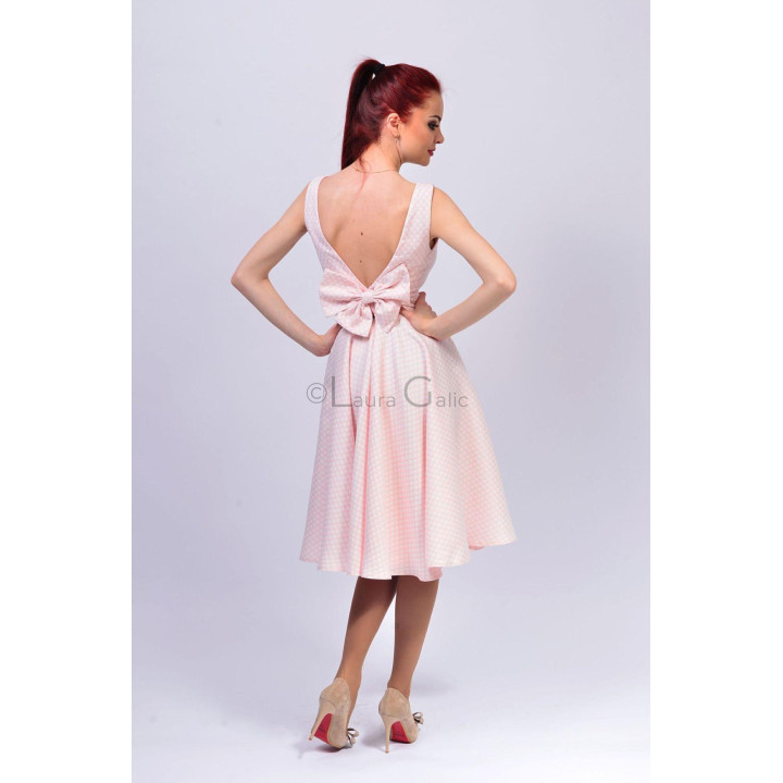 Rochia Lolita roz cu model geometric, fundă supradimensionată și decolteu adânc în V la spate