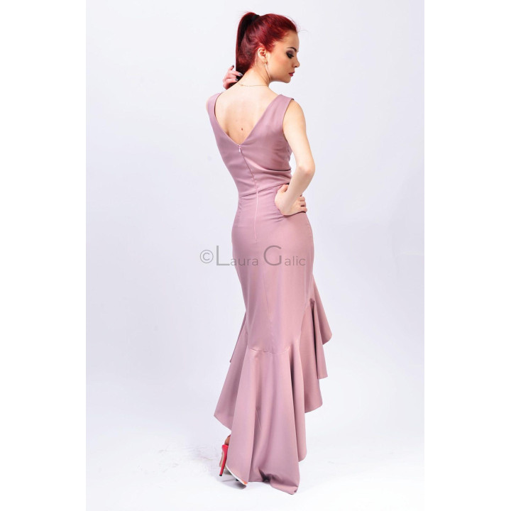 Back view of the dusty pink Genoveva dress showing its V-shaped neckline and zip fastening