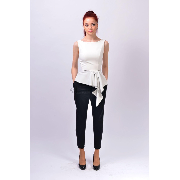 Bluză albă Gina 3 fără mâneci, cu peplum asimetric și linie neagră la talie