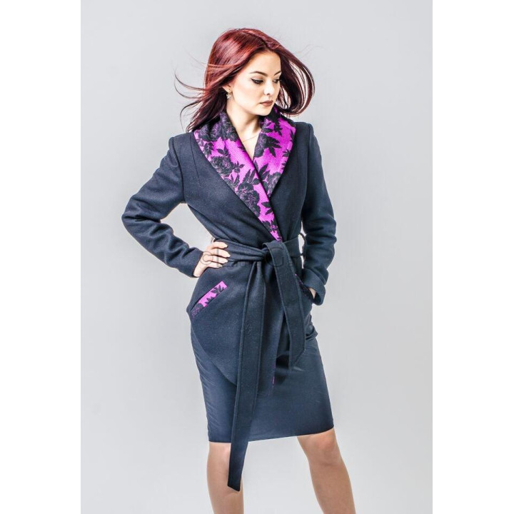 Palton Claudia a în nuanță închisă, cu cordon și rever cu imprimeu floral fucsia și negru