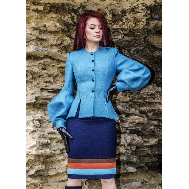 Natasa blazer with a round neckline, black buttons and a voluminous sleeve