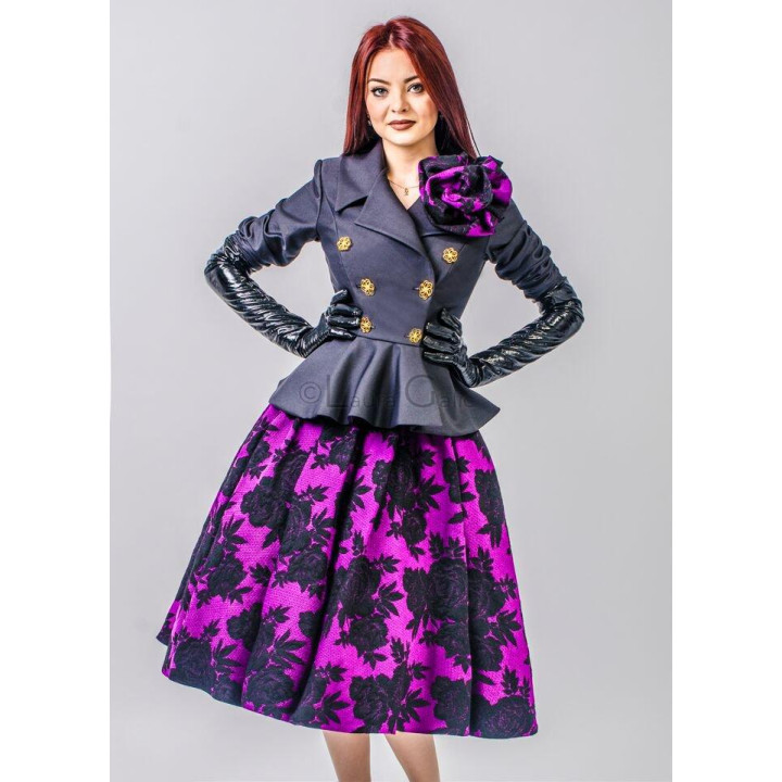 Sacoul Lupe cu peplum evazat, nasturi aurii și floare violet-neagră la umăr