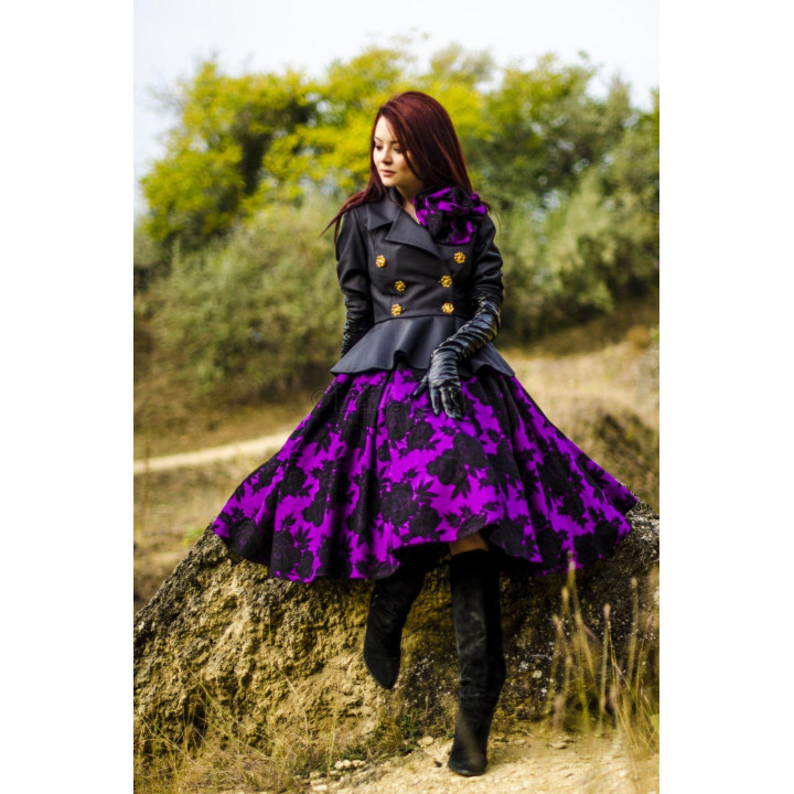 Sacou Lupe cu închidere petrecută și peplum, purtat într-o ținută cu accent floral violet
