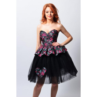 Fustă neagră din tulle cu inimioară florală aplicată, purtată cu un top imprimat
