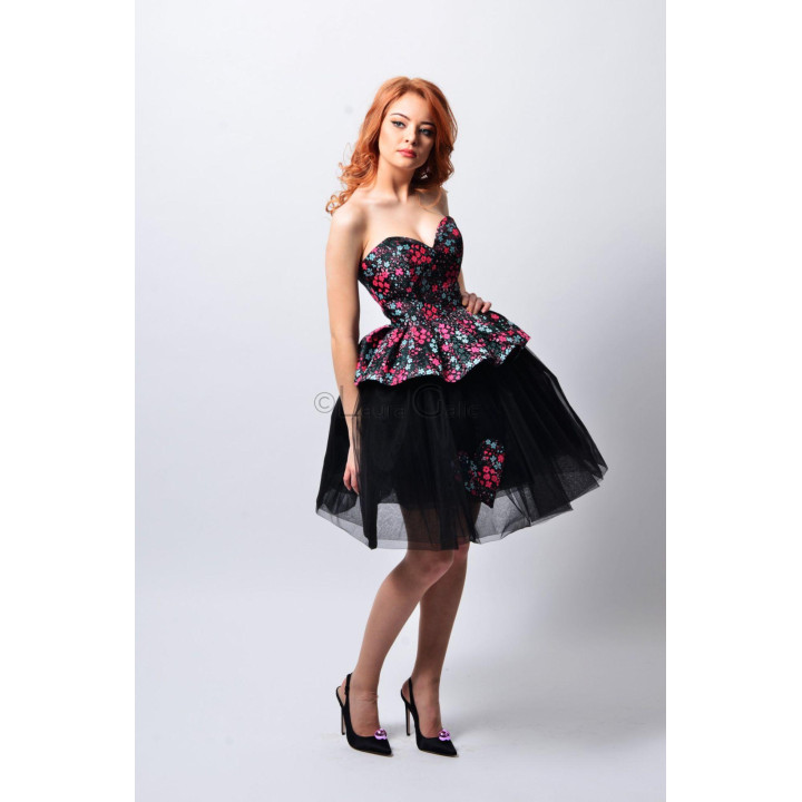 Fustă din tulle cu inimioară florală aplicată, fotografiată dintr-un unghi lateral