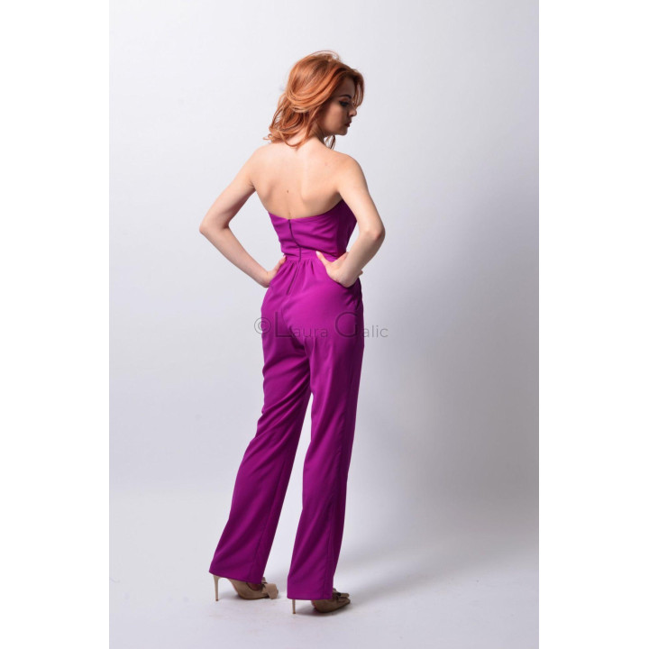 Salopeta 4 văzută din spate, cu fermoar și pantaloni cu croială dreaptă