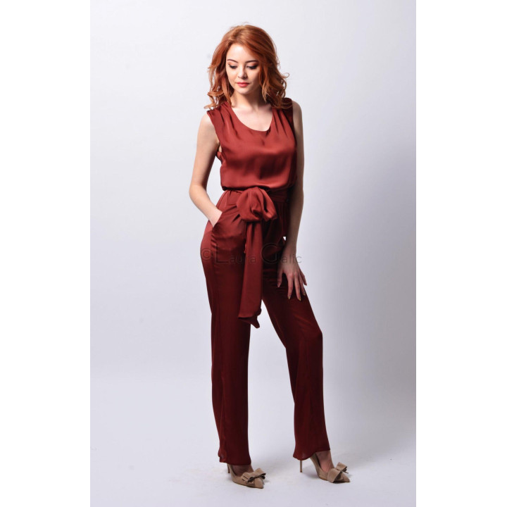 Salopeta 3 cărămizie-roșcată, fără mâneci, cu pantaloni lungi și cordon lat legat în talie