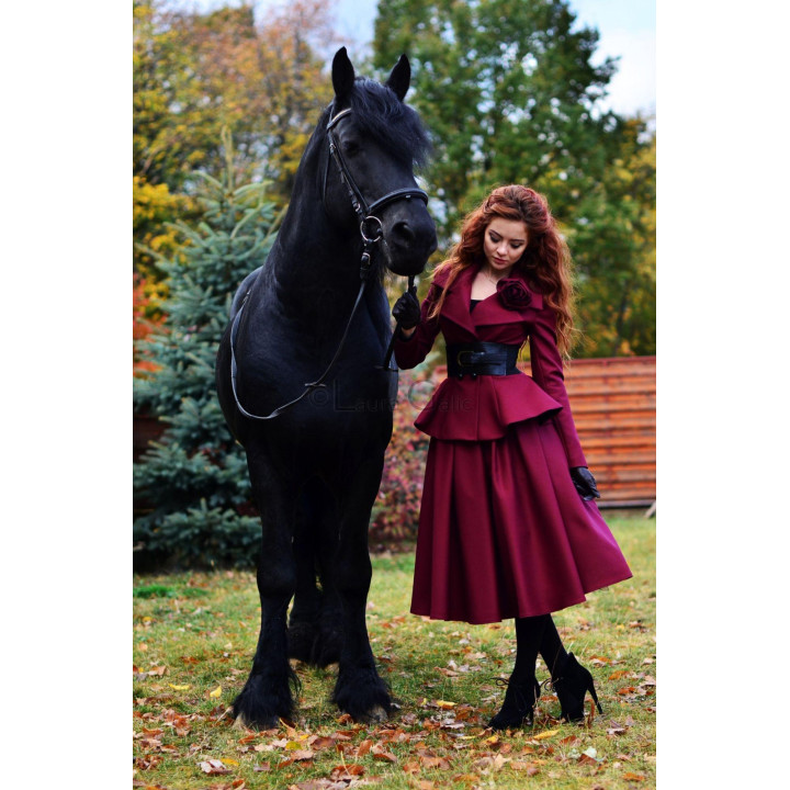 Ansamblul burgundy Inez 1 cu fusta plisată Marisa și jachetă cu detaliu floral
