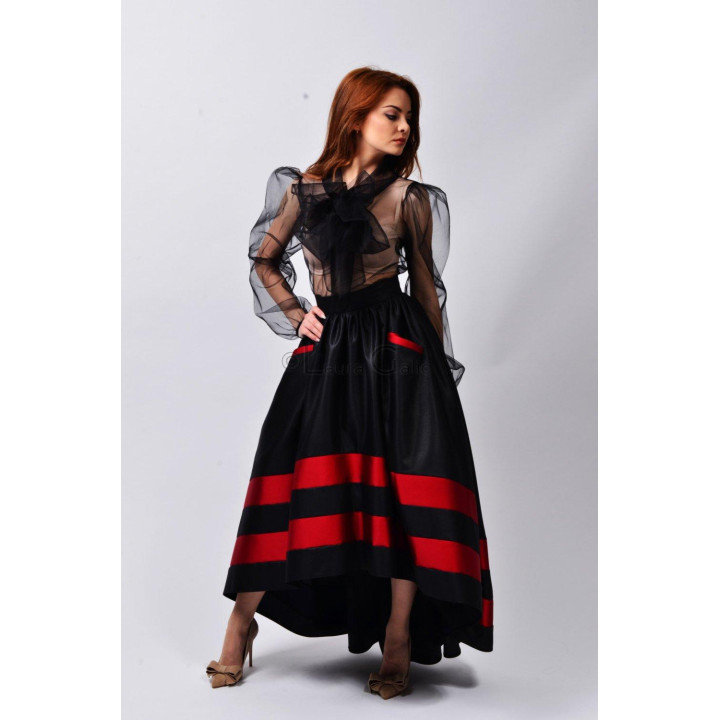 Detail of the red-trimmed pockets and contrast bands on the Carolina 2 skirt