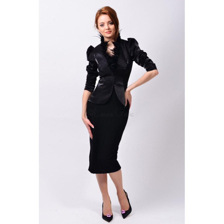 Sacou Celia Couture cu pene naturale și umeri accentuați, purtat cu o fustă neagră