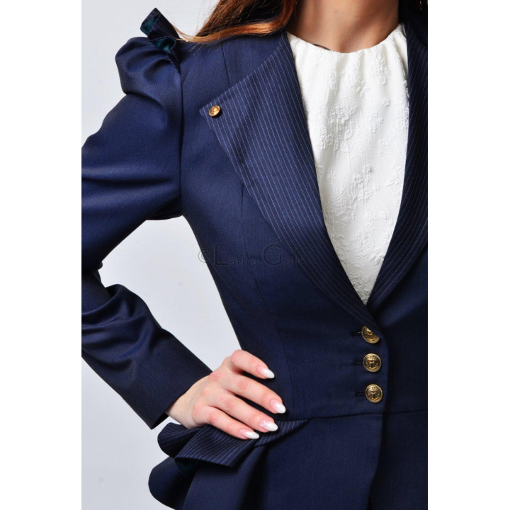 Detaliu al reverului în dungi fine și al umărului cu volănașe la sacoul Enia Navy