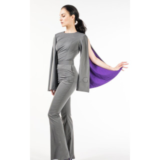 Compleu gri cu pantaloni evazați și top cu mâneci-cape cu interior mov
