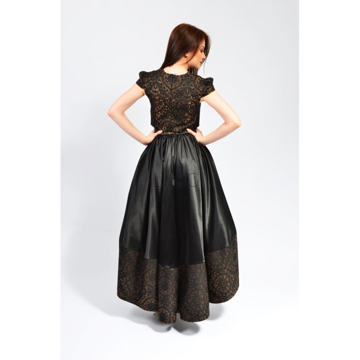 Back view of the Carolina - Bianca set with a long black skirt and patterned hem band