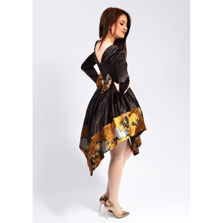 Back of the Ambra 2 dress with a V-shaped neckline and floral bow at the waist