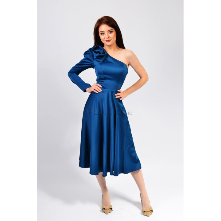 Rochie Tatiana cu decolteu asimetric, umăr descoperit și floare decorativă albastră