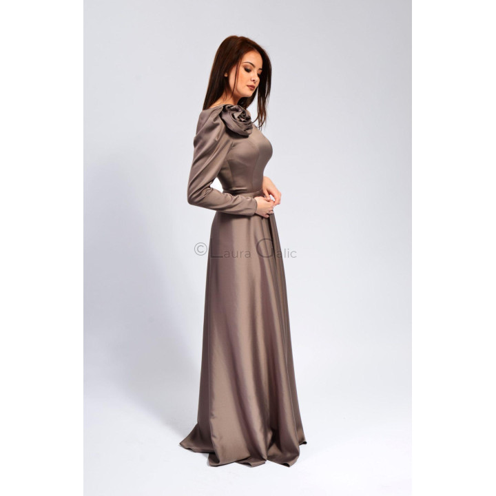Side view of the Tatiana 2 long dress showing its defined waist and one-sleeve design