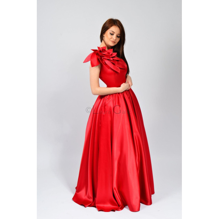 Rochie de seară Eleonora 2 cu decolteu asimetric și aplicație florală din petale suprapuse
