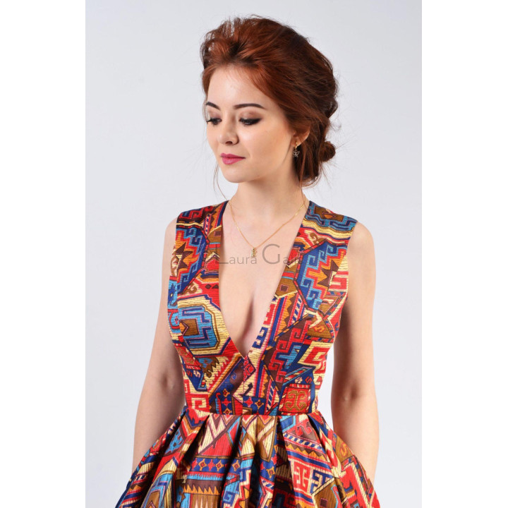 Close-up of the Angela 3 dress's V-neck and sleeveless bodice