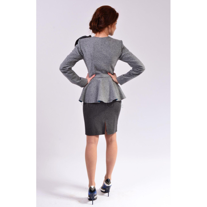 Costum Brenda văzut din spate, cu peplum și deschidere la tivul fustei
