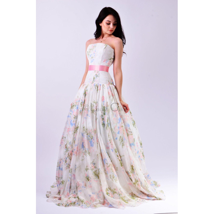 Rochia de seară Elisabeta cu corset fără bretele, bandă roz și fustă florală amplă cu trenă