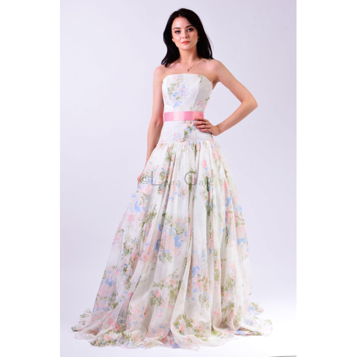 Full-length Elisabeta floral dress with a pink waist detail and voluminous skirt