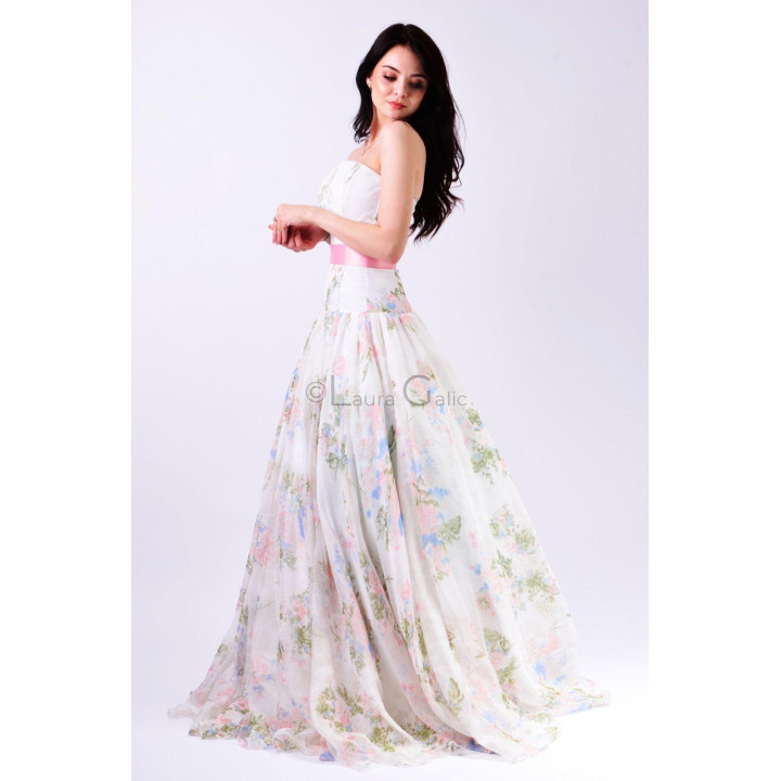 Side view of the Elisabeta dress showing the fitted bodice and trailing skirt