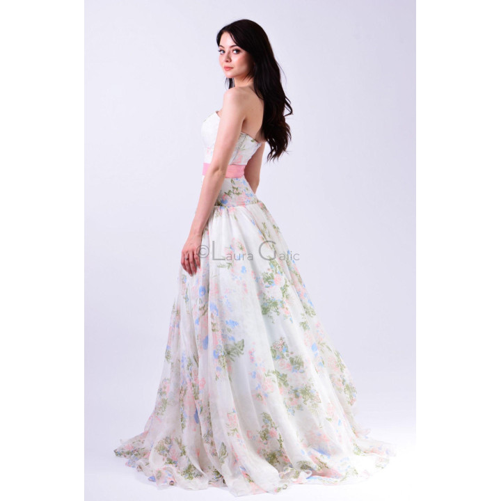 Vedere din spate a rochiei Elisabeta cu imprimeu floral și bandă roz în talie