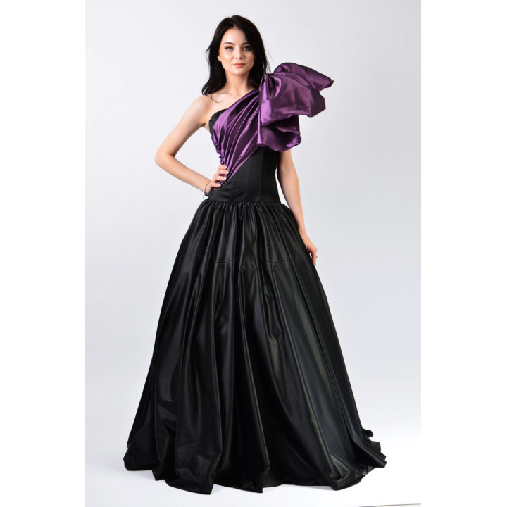 Rochie lungă Elisabeta 2 cu detaliu mov voluminos pe un umăr și corsaj negru cambrat