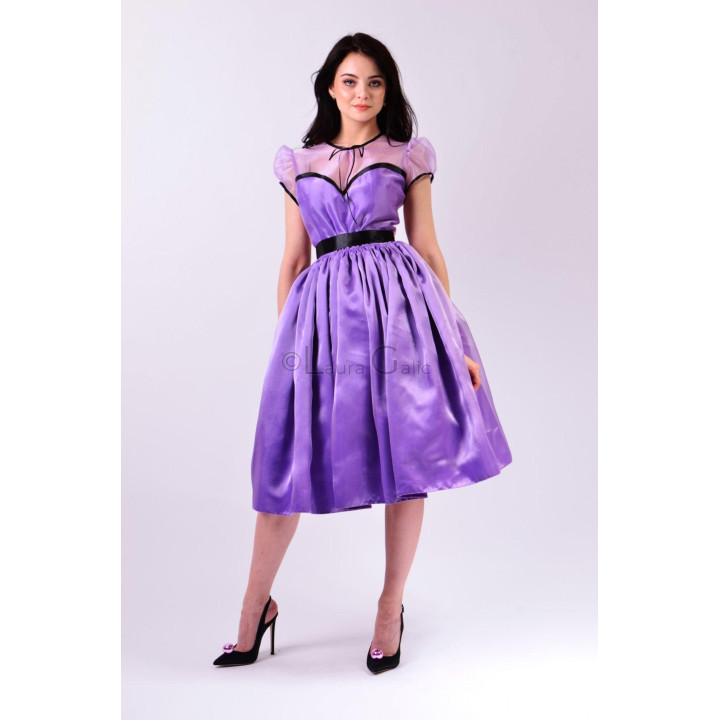 Rochie midi Floarea 3 Midi mov, cu fustă amplă, mâneci bufante și talie neagră