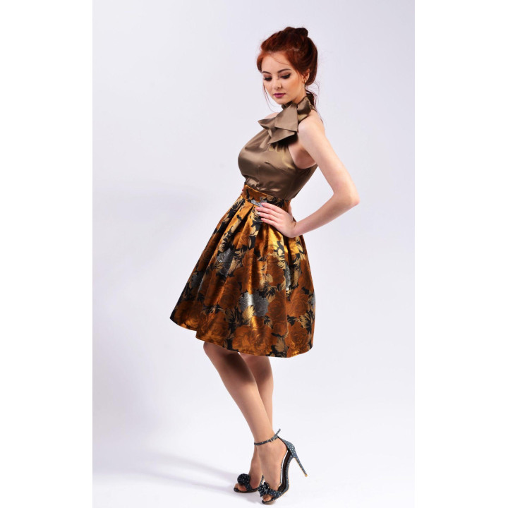 Side detail of the Gina skirt with floral print and a wide waistband