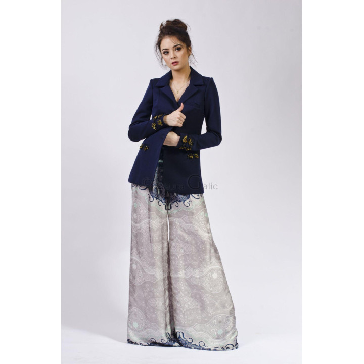 Costum de damă Ramona 2 și John 2, cu sacou bleumarin brodat și pantaloni cu imprimeu ornamental