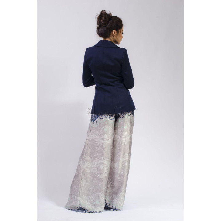 Vedere din spate a costumului Ramona 2 cu pantaloni John 2 și imprimeu paisley