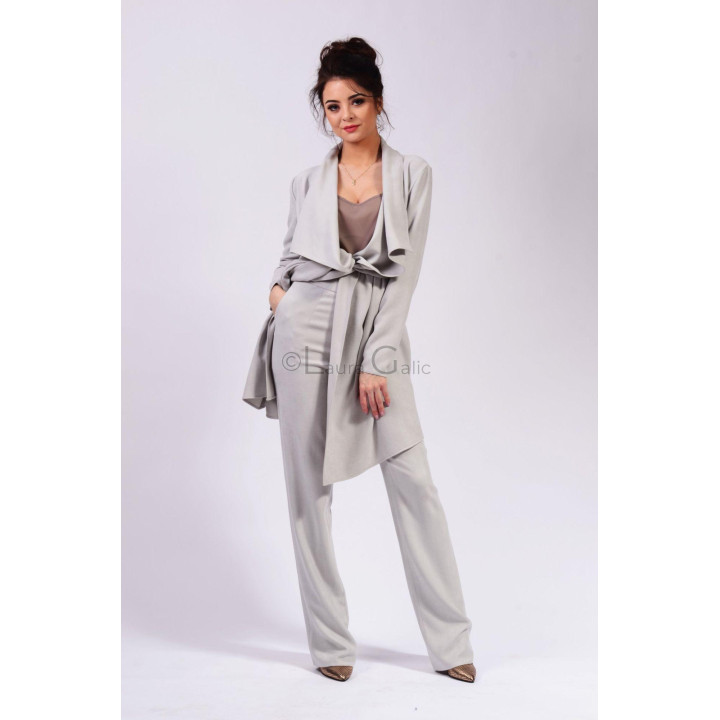 Costum de damă Demetra gri deschis, cu sacou lung cu cordon și pantaloni drepți