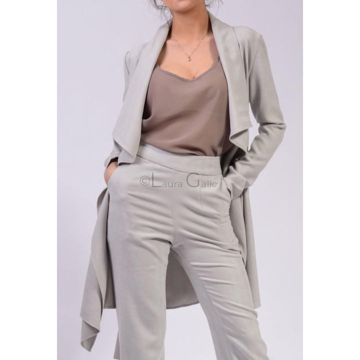 Detail of the Demetra high-waisted trousers and side pockets