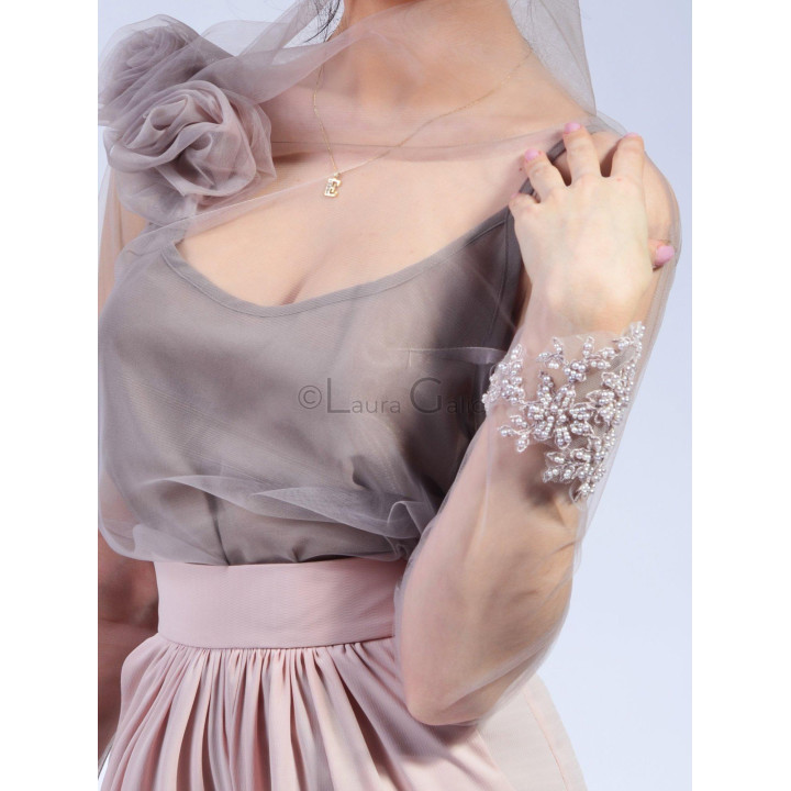 Detaliu al bluzei Donatela cu tulle transparent, floare și manșetă decorată