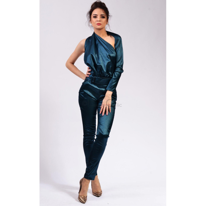Detaliu frontal al salopetei Brandusa 2 cu decolteu încrucișat și pantaloni conici