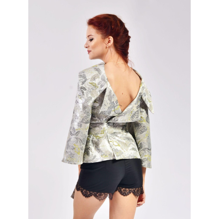Deep V-shaped open back of the Dona jacket with oversized sleeves